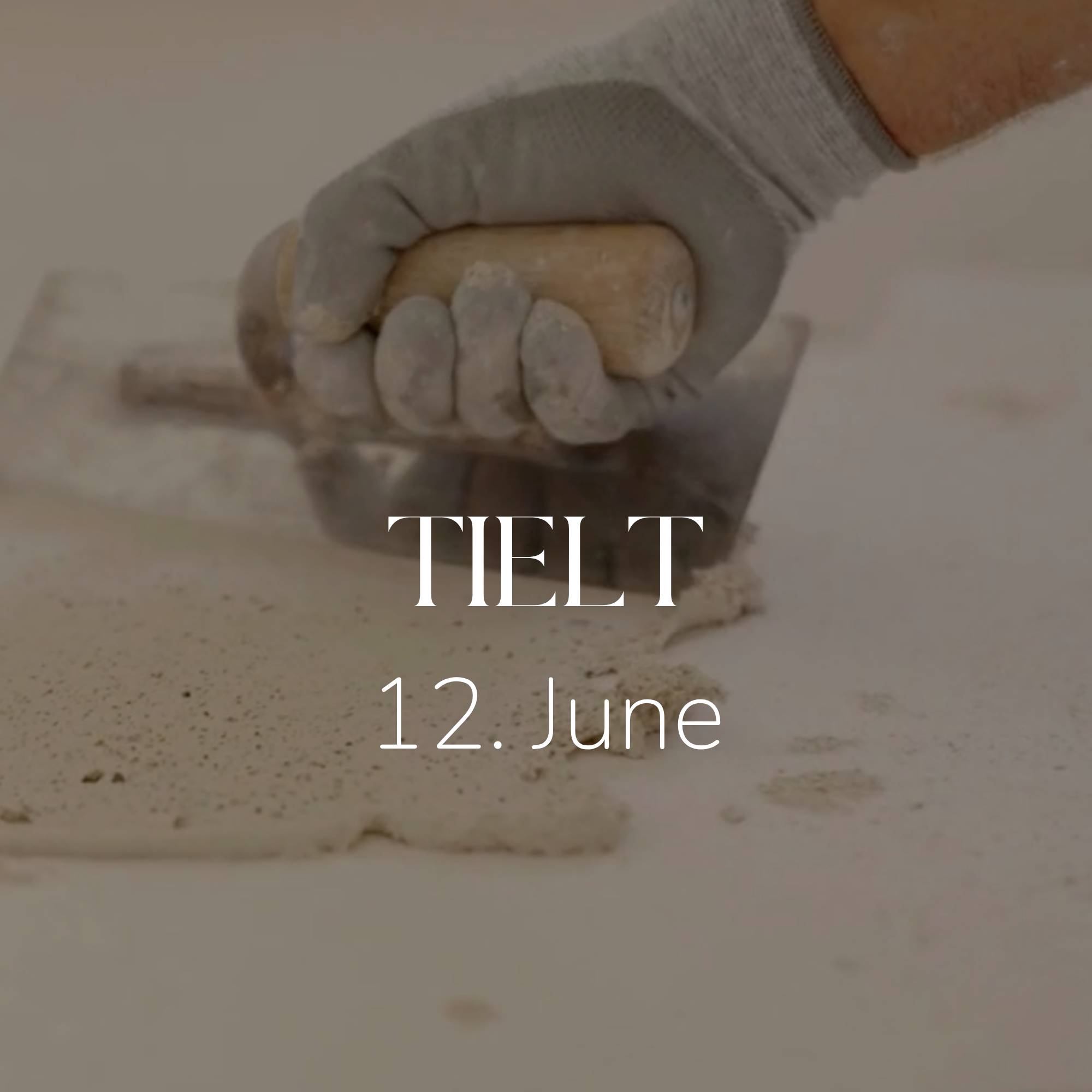 Hand wearing a glove holding a trowel with text 'TIELT 12. June' on a blurred background